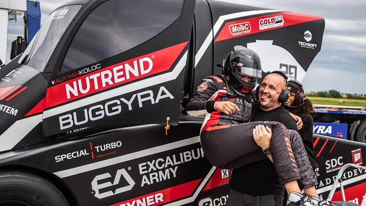Tím Buggyra Racing pri pretekárskom kamióne s logom SPECIAL TURBO