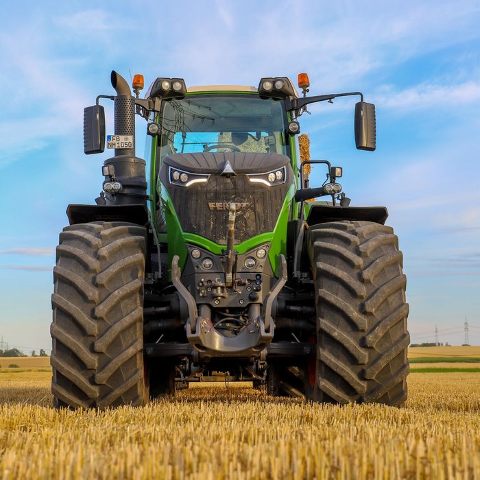 Poľnohospodársky traktor na poli